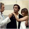 A gauche en sortant de l'ascenseur : photo Edouard Molinaro, Emmanuelle Béart, Pierre Richard, Richard Bohringer
