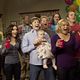 <b>Garret Dillahunt, Jermaine Williams, Kate Micucci, Lucas Neff, Martha Plimpton</b> Photo : Raising Hope