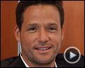 Photo : Josh Hopkins Interview : Cougar Town