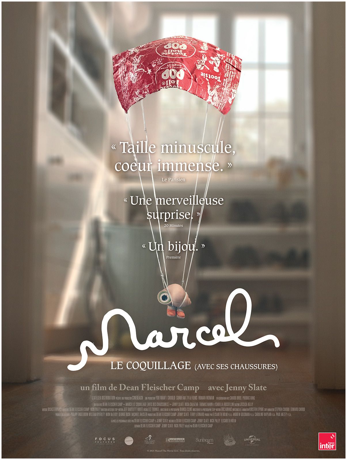 Marcel est un adorable coquillage qui vit seul avec sa grand-mère, depuis sa séparation avec le reste de leur communauté. Lorsqu'un réalisateur de documentaires les découvre dans son Airbnb, la vidéo qu'il met en ligne devient virale.