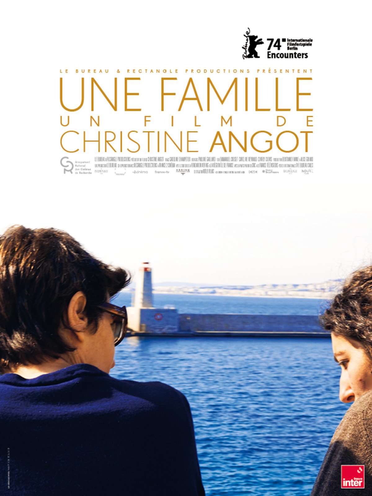 L’écrivaine Christine Angot est invitée pour des raisons professionnelles à Strasbourg, où son père a vécu et où il a commencé à la violer. Sa femme et ses enfants y vivent toujours. Angot prend une caméra, et frappe aux portes de la famille.