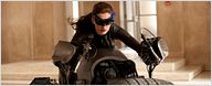 "The Dark Knight Rises" : Catwoman parle... et fracasse une caméra ! [VIDEO]