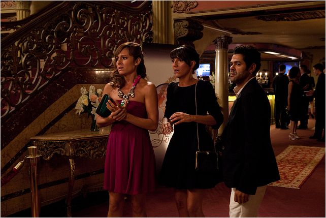 Avec l'aide de Farres (Jamel Debbouze), Jeanne (Florence Foresti) a réussi à s'infiltrer dans Hollywood pour tenter de convaincre Jennifer Marshall (Nikki Deloach) de reprendre sa carrière d'actrice... Avec l'aide de Farres (Jamel Debbouze), Jeanne (Florence Foresti) a réussi à s'infiltrer dans Hollywood pour tenter de convaincre Jennifer Marshall (Nikki Deloach) de reprendre sa carrière d'actrice...