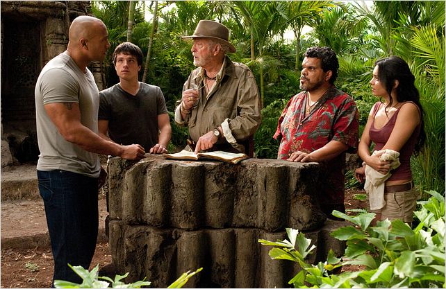 Voyage au centre de la Terre 2 : L'île mystérieuse : photo Brad Peyton, Dwayne Johnson, Josh Hutcherson, Luis Guzman, Michael Caine