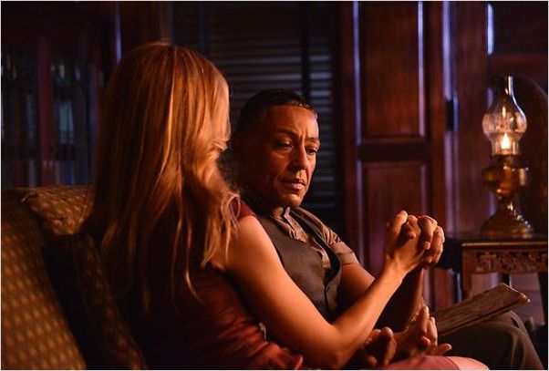 Revolution : photo Giancarlo Esposito, Kim Raver