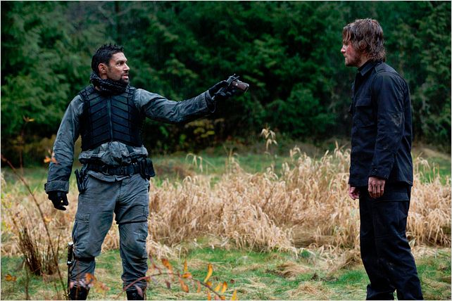 Arrow : photo Manu Bennett, Stephen Amell