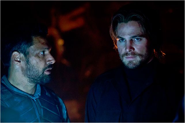 Arrow : photo Manu Bennett, Stephen Amell