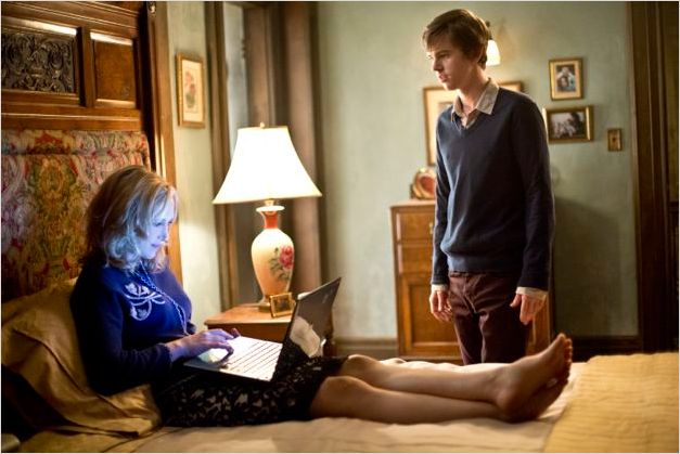 Bates Motel : photo Freddie Highmore, Vera Farmiga