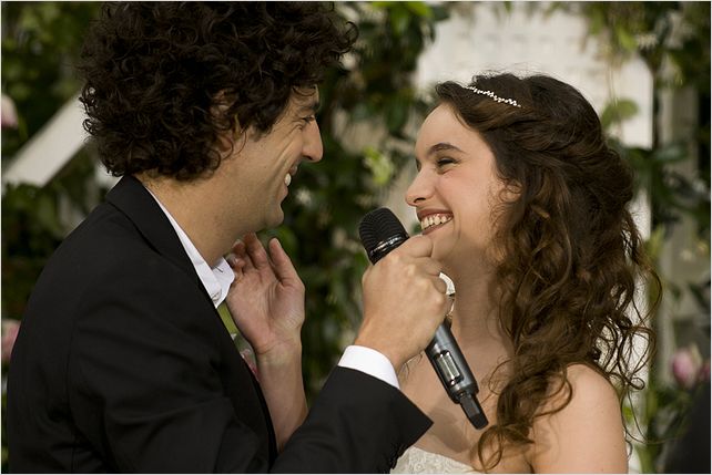Des gens qui s&rsquo;embrassent : photo Clara Ponsot, Max Boublil