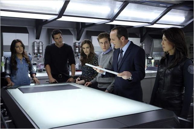 Photo Brett Dalton, Chloe Bennet, Clark Gregg, Elizabeth Henstridge, Iain De Caestecker