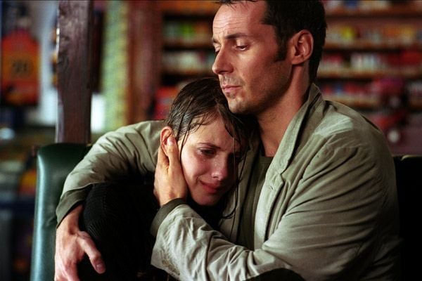 Lili (Mélanie Laurent) a besoin du réconfort de Thomas (Julien Boisselier) Lili (Mélanie Laurent) a besoin du réconfort de Thomas (Julien Boisselier)