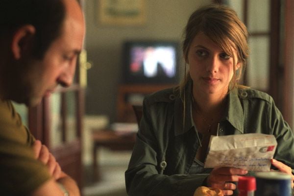 Lili (Mélanie Laurent) a reçu une lettre de son frère et questionne son père (Kad Merad) Lili (Mélanie Laurent) a reçu une lettre de son frère et questionne son père (Kad Merad)