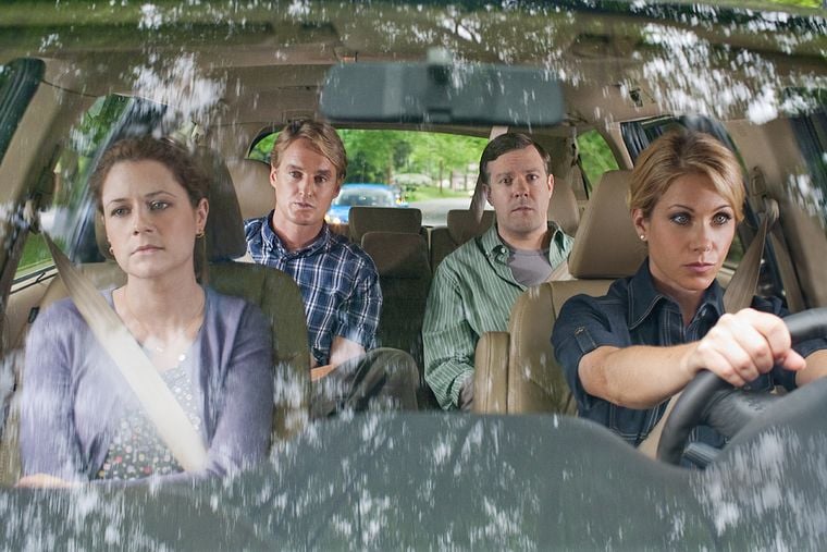 Rick (Owen Wilson) et Fred (Jason Sudeikis), deux hommes fidèles à leurs femmes Maggie (Jenna Fischer) et Grace (Christina Applegate), mais à l'esprit un peu volage Rick (Owen Wilson) et Fred (Jason Sudeikis), deux hommes fidèles à leurs femmes Maggie (Jenna Fischer) et Grace (Christina Applegate), mais à l'esprit un peu volage