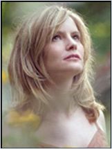 Jennifer Jason Leigh