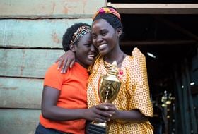 Um Filme Me Disse - Phiona Mutesi (Rainha de Katwe, 2016) Phiona vivia no  bairro de lata de Katwe, em Kampala, capital do Uganda. Aos três anos,  perdeu o pai, vítima de