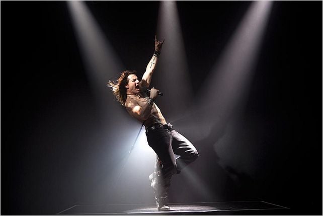 http://images.allocine.fr/r_640_600/b_1_d6d6d6/medias/nmedia/18/89/51/41/20092753.jpg